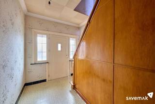 <p><span>Cette maison datant de 1959 est à rénover, mais en respectant la structure et le charme d'origine.</span></p><p><span> </span></p><p><span>Au rez-de-chaussée, on retrouve un agencement classique :</span></p><p><span> </span></p><p><span>le salon et le séjour qui donnent sur la cuisine.<br />Une salle de bains rudimentaire mais fonctionnelle et, à l'arrière, une véranda a été ajoutée</span></p><p><span> </span></p><p><span>Au premier étage, on trouve 3 chambres spacieuses donnant accès au grenier par une échelle escamotable.</span></p><p><span> </span></p><p><span>Il y a également une cave sèche.</span></p><p><span><br />Pour les bricoleurs ou les passionnés de jardinage…, les dépendances offrent de nombreux espaces de rangement.</span></p><p><span> </span></p><p><span> </span></p>
