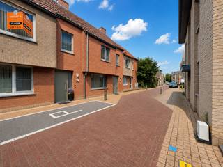 Deze verzorgde en centraal gelegen woning in Gistel, op korte afstand van scholen en winkels, biedt verrassend veel ruimte en comfort.<br />Via de inkomhal met apart toilet kom je in de gezellige open leefruimte met keuken en keukeneiland. Aansluitend bevinden zich een ruime berging en de woonkamer met toegang tot de tuin en het ruime overdekte terras.<br />Op de eerste verdieping zijn er 3 slaapkamers, een berging en een badkamer met douche en toilet. Via een vaste trap bereik je de zolderverdieping, ingericht als een ruime vierde slaapkamer met ingebouwde kasten.<br />Extra troeven zijn de zonnepanelen en thuisbatterij. Achteraan is er toegang richting de garage, die optioneel kan worden aangekocht voor € 35.000 en voorzien is van een automatische poort en zonnepanelen.<br />Een ruime, energiezuinige en instapklare gezinswoning op een centrale ligging in Gistel!