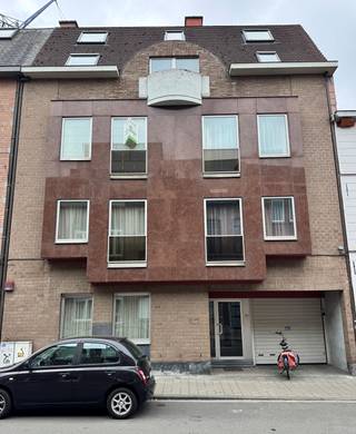 Dit appartement is gelegen op de 2de verdieping van een kleine residentie in het centrum van Leuven. <br /><br />Het appartement bestaat uit: lift - inkomhal met ingebouwde kast - living - keuken - afzonderlijk toilet - badkamer - 2 slaapkamers, waarvan 1 voorzien is van een groot terras. <br /><br />Ook is er een kelderberging en een ondergrondse afgesloten autostandplaats. <br /><br />Troeven van dit appartement: <br />- gelegen in het centrum met een ondergrondse autostandplaats<br />- centrale verwarming op aardgas <br />- EPC-label B
