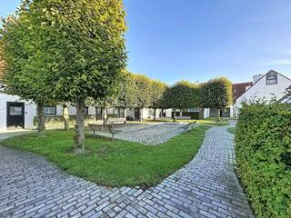 Deze (vakantie)woning geniet van een centrale en rustige ligging in het residentiële domein Ysermonde, op slechts 900 meter van het strand en op korte wandelafstand van het maritiem park en het openbaar vervoer in Nieuwpoort-Bad.<br />De woning omvat een inkom met gastentoilet, een lichtrijke woonkamer met eetplaats en gezellige zithoek en een open, praktisch ingerichte keuken. Aansluitend bevindt zich de zuidgerichte tuin met terras, waar u in alle rust van het buitenleven kunt genieten.<br />Op de eerste verdieping bevinden zich een volwaardige slaapkamer en een badkamer uitgerust met ligbad, toilet en wastafel. Onder het dak bevindt zich een tweede slaapkamer, eveneens voorzien van natuurlijke lichtinval dankzij de dakramen.<br />Daarnaast beschikt de woning over een autostaanplaats met exclusief genotsrecht. De groene omgeving en de nabijheid van de speeltuin binnen het domein maken deze woning bijzonder aantrekkelijk voor gezinnen met kinderen.<br />Dankzij de ligging in woonzone is deze woning geschikt als vaste woonst, tweede verblijf of interessante investering aan zee.