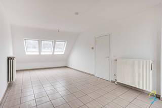 Deze flat met twee slaapkamers en ruim terras is gelegen in het centrum van Geraardsbergen, zeer dichtbij de markt. Het dakappartement is gelegen...