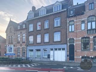 Deze volledig vergunde opbrengsteigendom bestaat uit 4 woonentiteiten. <br />Gelegen op een absolute toplocatie, vlak aan het centrum van Brugge, maar toch zeer vlot bereikbaar. <br />Het gebouw werd reeds gedeeltelijk gerenoveerd! <br /><br />indeling als volgt;<br /><br />App gelijkvloers: <br />Woonkamer met open keuken, half afgesloten slaaphoek, badkamer met douche, toilet, berging en een binnenpatio.<br />App eerste verdiep:<br />Inkomhal, woonkamer, ingerichte keuken, berging, badkamer, toilet, 2 slaapkamers.<br />App tweede verdiep:<br />Inkomhal, woonkamer, ingerichte keuken, berging, badkamer, toilet, 2 slaapkamers.<br />App derde verdiep:<br />Inkomhal, woonkamer, ingerichte keuken, berging, badkamer, toilet, 2 slaapkamers.<br /><br />Dak volledig vernieuwd <br />Lift was vroeger aanwezig maar is buiten dienst gesteld.<br /><br />1 ruime Garagebox bij de appartementen. <br /> <br />EPC: 320 - 322 - 205 - 352