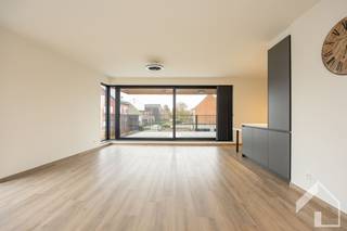 Prachtig appartement in het centrum van Zoersel. Het appartement is gelegen op de 1ste verdieping in een verzorgd gebouw met lift. We betreden...