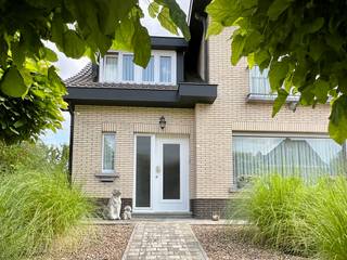 <p>Ben je op zoek naar een instapklare vrijstaande woning waar ruimte, comfort en een hoogwaardige afwerking perfect samenkomen? Dan zal deze woning je ongetwijfeld bekoren.<br />Via de ruime inkomhal met trappenhal, vestiaire en afzonderlijk gastentoilet word je verwelkomd. De lichtrijke leefruimte bestaat uit een gezellige zithoek en een aangename eetkamer, waar grote raampartijen zorgen voor een overvloed aan natuurlijk licht en een warme, uitnodigende sfeer. De gedeeltelijk open landelijke keuken is een echte blikvanger en werd afgewerkt met een prachtig werkblad in blauwe hardsteen. Aansluitend bevinden zich twee praktische kelders die dienst doen als extra bergruimte en technische ruimte voor de centrale verwarming. Een absolute meerwaarde van deze woning is de indrukwekkende leefveranda over de volledige breedte van de woning. Deze veelzijdige ruimte omvat een extra eetplaats, zithoek en een bureaugedeelte. Dankzij de grote glaspartijen geniet je hier het hele jaar door van een prachtig zicht op de tuin en haal je het buitengevoel volledig naar binnen. De veranda is bovendien uitgerust met een warmtepomp (airco), wat zorgt voor een aangenaam binnenklimaat in elk seizoen.<br />Op de verdieping bevinden zich drie ruime slaapkamers, voorzien van een eigen warmtepomp (airco), waardoor optimaal comfort gegarandeerd is. De verzorgde badkamer beschikt over een ligbad, lavabo en toilet. <br />Via een uitschuifbare trap bereik je de ruime zolder als extra opslagruimte.</p>
<p>Ook buiten heeft deze eigendom bijzonder veel te bieden. De fraai aangelegde tuin vormt een oase van rust met een ruim zonneterras, een prachtige vijver en sfeervolle rotswatervallen die voor een uniek vakantiegevoel zorgen. Wanneer de avond valt, zorgen de zorgvuldig geplaatste tuinverlichting en de waterval voor een bijzonder gezellige en luxueuze sfeer.<br />Naast de woning bevindt zich een multifunctioneel bijgebouw met ingerichte wasruimte. Door het plaatsen van een garagepoort kan dit eenvoudig worden omgevormd tot een volwaardige garage. Op het eigen terrein is bovendien parkeergelegenheid voorzien voor 4 wagens en beschikt u over een laadpaal voor een elektrische wagen</p>
<p>Een woning als deze combineert karakter, luxe, comfort en een uitzonderlijke tuinbeleving. Ideaal voor wie op zoek is naar een instapklare gezinswoning waar binnen- en buitenleven naadloos in elkaar overvloeien. <br />Contacteer Kristien voor een bezoek ter plaatse: 0475 496218</p>