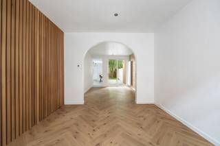 In een rustige straat, op wandelafstand van winkels, openbaar vervoer en het centrum, vinden we deze volledig gerenoveerde woning (2025). Met een bewoonbare oppervlakte van 126 m², visgraatparket in leefruimte en slaapkamers, een volledig uitgeruste keuken, zonnige stadstuin en terras, combineert dit huis gemak, gezelligheid en comfort.<br /><br />De woning telt twee ruime slaapkamers, met mogelijkheid tot een derde. De eerste verdieping beschikt over een slaapkamer met dressing en toegang tot een aangenaam terras. Op de tweede verdieping bevind zich de ruime master bedroom, dewelke opgesplitst kan worden tot twee slaapkamers.<br /><br />Dankzij alle voorzieningen zoals zonnepanelen, condensatieketel en domotica is dit een toekomstgerichte, energiezuinige woning met een EPC-label A.<br /><br />Troeven:<br />✔️ Asbestveilig<br />✔️ Elektriciteit conform<br />✔️ Laag KI<br />✔️ EPC A en zonnepanelen<br /><br />📩 Graag een bezoek inplannen? Contacteer ons voor een bezoek via 0492 83 88 19 of jarno@groepvanhaute.be