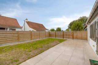 <p><span>Op zoek naar een gezellige vakantiewoning aan de Belgische kust? In het charmante New Village Park bevindt zich dit verzorgde vissershuisje, waar rust, comfort en vakantiesfeer samenkomen.</span></p>
<p><span>De woning omvat op het gelijkvloers een inkom, een aangename woonkamer met open keuken, een badkamer en een slaapkamer. Op de verdieping bevinden zich nog twee slaapkamers. De gezellige houtkachel zorgt voor heerlijke warmte en extra sfeer tijdens koelere dagen. Daarnaast is ook elektrische bijverwarming mogelijk. De schoorsteen werd recent volledig vernieuwd.</span></p>
<p><span>Een absolute troef is de zuidgerichte tuin met ruim terras, waar u in alle privacy van de zon en het buitenleven geniet. De buitenomgeving kreeg recent een grondige opfrissing: de woning werd volledig aan de buitenzijde herschilderd, de tuinafsluiting werd vernieuwd en het terras werd opnieuw aangelegd. Alles verkeert hierdoor in uitstekende staat!</span></p>
<p><span>Een privatieve parkeerplaats is inbegrepen in de verkoop.</span></p>
<p><span>Dit charmante en goed onderhouden vissershuisje vormt de ideale uitvalsbasis voor heerlijke vakanties, gezellige weekends en zorgeloze momenten aan de Belgische kust.</span></p>
<p><span>Domiciliëring in het vakantiepark is niet toegestaan.</span></p>
<p><span>Ontdek zelf de charme van deze vakantiewoning en plan uw bezoek!</span></p>
