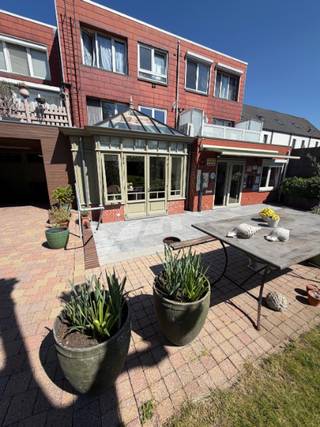 GELIJKVLOERS APPARTEMENT ( 3 slaapkamers)  BUNGALOWGEVOEL  MET PRACHTIGE PARKTUIN<br />over de volledige breedte van de gevel bevindt zich een uniek appartement alsof je in een bungalow woont<br />inkomhal, aparte w.c. achter glazen schuifdeur hebt een een recente knappe badkamer met inloopdouche en badmeubel aanpalend een ruime slaapkamer <br />prachtige grote  gezellige living in parket met moderne gas cassette een "victoriaanse " veranda, aangename ingerichte keuken met eethoek zowel living als keuken hebben zict op unieke tuin<br />verdere nag een ruime berging praktische wasplaats en 2 slaapkamers <br />groot terras  diepe grote garage met toegang tuin <br />en de kers op de taart zonnepanelen met batterij <br />epc 253<br /> 