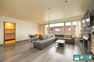 <p><span>Dit instapklaar en centraal gelegen appartement is gelegen op de grens van Borgerhout en Deurne. In de directe omgeving vindt u tal van winkels, supermarkten (oa. Lidl, Colruyt & Delhaize), horecazaken, het ziekenhuis AZ Monica alsook het medisch centrum Sterckshof aan het einde van de straat. Ook scholen, openbaar vervoer en speeltuinen bevinden zich op wandelafstand. Dankzij de vlotte verbinding met de E19 en E313 alsook de nabijheid van de Ring geniet u hier van een uitstekende bereikbaarheid.</span></p><p><span>Grootste troeven</span></p><p><span>- Gunstige EPC-score B<br />- Centrale ligging<br />- Instapklaar appartement<br />- Gunstige bereikbaarheid<br />- Veel lichtinval (hoekappartement)!</span></p><p><span>Indeling</span></p><p><span>Bij het binnentreden van het appartement komt men in de hal die toegang biedt tot de leef- en eetruimte, twee volwaardige slaapkamers, de badkamer en het gastentoilet. De inkomhal beschikt over extra opbergkasten. </span></p><p><span>De ruime leef- en eetruimte van 35 m² geniet van veel natuurlijke lichtinval dankzij de grote raampartijen. Aansluitend bevindt zich de geïnstalleerde keuken, voorzien van een oven, inductiekookplaat met dampkapn magnetron en een dubbele spoelbak. Via de keuken heeft men toegang tot het terras aan de voorkant van het gebouw.</span></p><p><span>Verder zijn er twee volwaardige slaapkamers van respectievelijk 15 m² en 11 m². De badkamer is uitgerust met een douche, een ruime wastafel en een aansluiting voor een wasmachine. </span></p><p><span>Voor meer informatie kan u terecht bij Area Partners: info@area.be of 03/284.60.60</span></p><p><span><br /> </span></p><p><span> </span></p><p><span> </span></p><p><span> </span></p><p><span> </span></p>