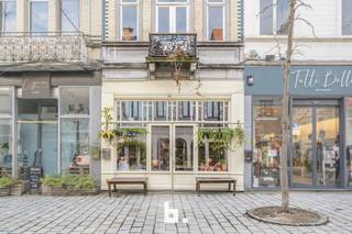 Op de commerciële toplocatie in de bruisende Ooststraat bevindt zich dit ruime handelspand met een totaaloppervlakte van ca. 339 m². Deze...
