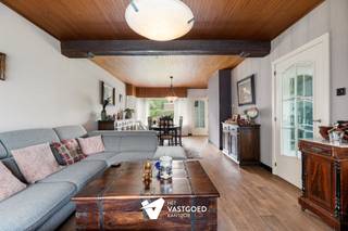 <p><span>Instapklare, centraal gelegen woning op ruim perceel met zwembad</span></p><p><span> </span></p><p><span>Belangrijkste troeven:</span></p><p><span>- Centrale ligging: rustig gelegen en op wandelafstand van school, winkels...</span></p><p><span>- Reeds vernieuwd: keuken, isolatie spouwmuur, warmtepomp zwembad</span></p><p><span>- Instapklaar met mooie ruimtes</span></p><p><span>- Ruim perceel met zuidelijke oriëntatie</span></p><p><span>- Tuin met garage, tuinberging, tuinhuis en zwembad</span></p><p><span>- Voorzien van kelder en zolder</span></p><p><span> </span></p><p><span>Bekijk zeker ook onze grondplannen met de afmetingen. Zo krijgt u van thuis uit al een perfect beeld van wat deze woning te bieden heeft!</span></p><p><span>Wenst u meer info of een vrijblijvende bezichtiging, contacteer dan ons kantoor op het nummer 014 39 99 99 en wij helpen u graag verder.</span></p>
