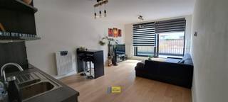 <p><span>PRACHTIG NIEUWBOUW APPARTEMENT MET 1 SLAAPKAMER, ZONNIG TERRAS EN INPANDIGE AUTOSTAANPLAATS! </span></p><p><span> </span></p><p><span>Een rondleiding doorheen het appartement:</span></p><p><span><br />GELIJKVLOERSE VERDIEPING:<br />- Gemeenschappelijke inkomhal <br /><br /></span></p><p><span>KELDER (-1)<br />- Privatieve auto staanplaats </span></p><p><span>- Privatieve kelder berging</span></p><p><span><br />EERSTE VERDIEPING:<br />- Ruime lichtrijke leefruimte met toegang naar terras<br />- Open keuken <br />- Zonnig terras</span></p><p><span>- Hal/Nachthal<br />- 1 slaapkamer (12m</span><span><sup>2</sup></span><span>)</span></p><p><span>- Badkamer voorzien van douche, badkamermeubel en toilet<br />- Berging met aansluiting voor wasmachine en droogkast<br /><br /><br /></span></p>
