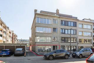 Bent u op zoek naar een ruim en praktisch ingedeeld gelijkvloers appartement met terras, tuin en twee garageboxen? Dan stellen wij u deze buitenkans voor!<br /><br />Indeling<br />U betreedt het appartement via een ruime inkomhal die toegang geeft tot alle vertrekken. De lichtrijke woonkamer op parket is voorzien van elektrische en geautomatiseerde rolluiken. Verder beschikt het appartement over een gastentoilet en een badkamer uitgerust met ligbad en wastafel.<br />Achteraan bevindt zich de grootste slaapkamer met rechtstreekse toegang tot het terras. De tweede kamer is momenteel ingericht als dressing/wasruimte en beschikt over aansluitingen voor wasmachine en droogkast.<br />De ruime, landelijke keuken is volledig geïnstalleerd met oven, vaatwasser, gaskookplaat en dampkap, en biedt eveneens toegang tot het terras.<br />Via het terras bereikt u de eerste garage. Aansluitend is er een praktische tussenruimte/bijkeuken die leidt naar een uitzonderlijk ruime achtergelegen garagebox, die op zijn beurt toegang verleent tot de tuin.<br /><br />Locatie<br />Dit gelijkvloers appartement is gunstig gelegen in Deurne, met een vlotte verbinding naar invalswegen, winkels, scholen en openbaar vervoer. Naast uw voordeur vindt u de Bremweide terug, waar u als het ware in de groene cirkel rond Deurne zit.<br /><br />Pluspunten<br />- Gelijkvloers wonen met vlotte toegankelijkheid<br />- Twee (slaap)kamers met flexibele invulling<br />- Ruim terras en onderhoudsvriendelijke tuin met kunstgras<br />- Dubbele garage met tal van mogelijkheden (atelier/opslag)<br />- Praktische indeling met veel bergruimte<br />- Lage gemeenschappelijke kosten € 125/maand <br /><br />Klinkt dit als uw toekomstige thuis? Contacteer ons vandaag nog voor een bezoek ter plaatse op 03/360.85.30.