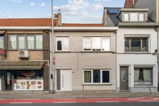 Deze charmante stadswoning combineert ruimte, comfort en een uitstekende ligging in het hart van de stad. Dankzij de zeer brede gevel geniet u van uitzonderlijk veel lichtinval en een aangenaam ruimtelijk gevoel. De woning beschikt over drie volwaardige slaapkamers en een grote leefruimte die tal van inrichtingsmogelijkheden biedt voor wonen en dineren.<br />Recent werd geïnvesteerd in nieuwe ramen met hoogrendementsbeglazing, wat samen met de condensatieketel zorgt voor een energiezuinig en comfortabel binnenklimaat. De elektrische installatie is conform gekeurd in 2025, wat extra gemoedsrust biedt. De badkamer bevindt zich op het gelijkvloers, wat praktisch is voor dagelijks gebruik.<br />Achteraan treft u een gezellige stadstuin met een handige buitenruimte, ideaal om tot rust te komen. Vanuit de tuin is er toegang tot een ruim werkhuis met zolder, perfect voor hobby’s, opslag of een zelfstandige activiteit.<br />Gelegen op een toplocatie, vlak bij winkels, scholen, openbaar vervoer en met een vlotte bereikbaarheid. Een ideale stadswoning voor wie ruimte en ligging wil combineren. Bel ons nu voor een afspraak op het nummer: 052/46.38.03 en wie weet tot binnenkort!