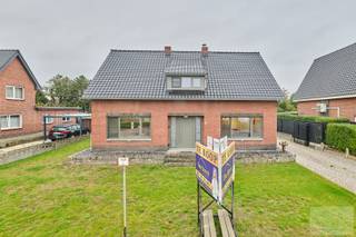 Op zoek naar een ruime woning met een grote tuin en tal van mogelijkheden? Deze recent gerenoveerde woning, gelegen aan de Balendijk 104, biedt een bewoonbare oppervlakte van ca. 180 m² op een prachtig perceel van maar liefst 1.155 m².<br /><br />De woning werd recent vernieuwd, met onder andere een nieuw dak en nieuwe ramen, waardoor je kan genieten van een vernieuwde basis en een aangenaam wooncomfort.<br /><br />Op het gelijkvloers kom je binnen via de inkomhal, met aansluitend een apart gastentoilet. Verder vind je hier de ruime woonkamer met eetkamer en de keuken. De badkamer op deze verdieping is uitgerust met een douche. Daarnaast beschikt het gelijkvloers over een praktische wasplaats en achter inkom.<br /><br />Op de eerste verdieping bevinden zich drie volwaardige slaapkamers en een tweede badkamer met ligbad en toilet. Dit maakt de woning bijzonder geschikt voor gezinnen die op zoek zijn naar ruimte en comfort.<br /><br />Ook buiten heeft deze woning heel wat te bieden. De ruime tuin biedt tal van mogelijkheden om een gezellige buitenruimte te creëren, een speelzone voor kinderen aan te leggen of de tuin verder naar eigen smaak in te richten.<br /><br />Troeven op een rij:<br />Perceeloppervlakte van 1.155 m²<br />Bewoonbare oppervlakte van ca. 180 m²<br />Recent gerenoveerde woning<br />Nieuw dak en nieuwe ramen<br />3 slaapkamers<br />2 badkamers<br />Praktische wasplaats <br />Ruime tuin met tal van mogelijkheden<br /><br />voor meer info of een vrijblijvende bezichtiging neem contact met ons op. 