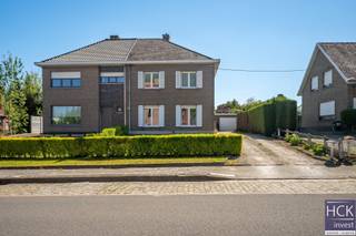 <strong>De ligging</strong><br />Deze <strong>goed verzorgde woning</strong> is gelegen in het centrum van Kruishoutem, vlakbij allerhande winkels, het openbaar vervoer alsook sport- &amp; cultuur faciliteiten. Verschillende kleuter en lagere scholen zijn vlakbij. Tevens zijn de omliggende centra Deinze/Oudenaarde/Waregem/Zulte allen vlot bereikbaar en is er een goede verbinding tot de E17 en N60. <br /><br /><strong>De woning</strong><br />De woning zelf werd opgericht in 1969 op een<strong> mooi zuidgericht perceel</strong> van 587 m² groot. Na 2020 kreeg de woning <strong>een grote opfrisbeurt</strong>, zo werden ondermeer allerlei <strong>vloeren vernieuwd</strong>, de <strong>zoldervloer geïsoleerd</strong> alsook de centrale verwarming werd aangesloten op aardgas en voorzien van een<strong> condenserende HR-ketel</strong>. Tevens werden alle kamers in de woning opnieuw geschilderd.<br /><br /><strong>De indeling</strong><br />Gelijkvloers: inkomhal - afzonderlijk toilet - ruime &amp; lichtrijke woonkamer met zicht op de tuin - keuken - berging voorzien van aansluiting voor wasmachine en douche - veranda;<br />Verdieping: nachthal - <strong>3 slaapkamers </strong>- badkamer;<br />Zolder (bereikbaar via zolderluik in nachthal), tuin met diverse terrassen en <strong>afzonderlijke garage</strong>.<br /><br /><strong>Kenmerken</strong><br />- oppervlakte perceel: 587 m²<br />- bruikbare vloeroppervlakte: 149 m² (cf. EPC)<br />- CV op aardgas + condenserende HR-ketel<br />- dubbel glas en houten profielen<br />- zoldervloer geïsoleerd<br />- EPC: 277 kWh/m² jaar - C-label<br /><br /><strong>Troeven</strong><br />- mooi gelegen woning!<br />- kloek huis met goede indeling!<br />- zuidgerichte tuin!<br />- géén renovatieplicht!<br /><br />Voor meer informatie of een bezoek ter plaatse reageer via het contactformulier of stuur naar info@hckinvest.be