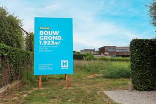 <p>Droom je van een thuis in het groen, zonder in te leveren op bereikbaarheid? Deze unieke bouwgrond ligt in een groene en gegeerde buurt van Roeselare en biedt het beste van twee werelden.<br />Met de E403 en de Roeselaarse ring op minder dan vijf minuten rijden, blijf je perfect verbonden met belangrijke invalswegen. Thuis geniet je ondertussen van het provinciedomein dat zich letterlijk in je achtertuin bevindt – ideaal voor wandelingen, sport en ontspanning.<br /><br />Onze architecten laten zich inspireren door jouw ideeën, stijl en smaak om een woning te ontwerpen die naadloos aansluit op dit bouwkader. Een sterke verbinding met de tuin en het maximaliseren van natuurlijk licht staan daarbij centraal. Voor de realisatie van jouw ideale woning stellen we een gedetailleerd lastenboek op, volledig afgestemd op jouw verwachtingen en wensen.<br />Hectaar bouwt op deze prachtige locatie jouw specifieke woondroom op maat.<br /><br />Interesse? Neem vandaag nog contact op en ontdek alle mogelijkheden.</p>