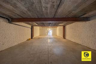 <h2><span>Entrepôt/garage unique d'environ 360 m² à vendre sur la Markgravelei </span></h2><p><span>Bienvenue dans cet espace de garage et d'entrepôt exceptionnellement spacieux d'environ 360 m², situé à un emplacement stratégique sur la Markgravelei. Un bien de cette superficie, avec un tel agencement et des possibilités d’utilisation aussi variées, est particulièrement rare à cet emplacement et offre une opportunité unique aux entrepreneurs, investisseurs et particuliers.</span></p><p><span>Derrière la magnifique façade authentique se cache un espace étonnamment vaste et polyvalent qui peut être aménagé entièrement selon vos propres souhaits. Pensez par exemple à une entreprise de construction locale, un installateur, un atelier, une collection de voitures de collection, un site de commerce en ligne, un espace de stockage, un atelier ou une combinaison de bureaux et d'espace de stockage.</span></p><h3><span>Vaste rez-de-chaussée</span></h3><p><span>Le rez-de-chaussée offre une superficie d’environ 218 m² et a récemment été doté d’un nouveau sol en béton, ce qui permet de limiter les travaux de rénovation à cet étage.</span></p><p><span>L'accès se fait par un portail automatique d'environ 3,80 m de large et 2,20 m de haut, ce qui permet un accès aisé aux véhicules, au matériel et aux marchandises. Cet espace ouvert peut être aménagé entièrement selon les besoins du nouveau propriétaire.</span></p><h3><span>Espaces supplémentaires aux étages</span></h3><p><span>Au premier étage, d’une superficie d’environ 80 m², se trouvent trois pièces. Une partie de celles-ci est déjà revêtue de plaques de plâtre et peut être aménagée et optimisée selon vos goûts. Ces espaces se prêtent parfaitement à l’aménagement de bureaux, de salles de réunion, d’ateliers ou d’espaces de travail auxiliaires.</span></p><p><span>Le deuxième étage, d’une superficie d’environ 62 m², comprend également trois pièces. Cet étage offre lui aussi de nombreuses possibilités et peut parfaitement être aménagé en espace de bureau, atelier, local de stockage ou espace polyvalent.</span></p><p><span>Les deux étages sont équipés du chauffage et disposent déjà de sanitaires avec toilettes. Il est en outre possible d’aménager une cuisine et/ou une salle de bains.</span></p><p><span>La combinaison d’un charme authentique, d’une superficie exceptionnelle, d’un accès pratique, de plusieurs étages et de possibilités d’utilisation polyvalentes fait de ce bien une offre exceptionnelle.</span></p><p><span> </span></p><h3><span>Les atouts en bref</span></h3><ul><li><span>Immeuble unique et rare situé sur la Markgravelei</span></li><li><span>Surface totale d’environ 360 m²</span></li><li><span>Nouveau sol en béton au rez-de-chaussée</span></li><li><span>Porte automatique d’environ 3,80 m de large et 2,20 m de haut</span></li><li><span>Toitures en bon état</span></li><li><span>Installation électrique conforme</span></li><li><span>Sans amiante</span></li><li><span>Installations sanitaires déjà en place</span></li><li><span>Nombreuses possibilités d'utilisation : entreprise, atelier, entrepôt, e-commerce, bureaux, voitures de collection, entreprise de construction, travaux d'installation…</span></li><li><span>Un local pouvant être aménagé selon vos propres souhaits</span></li></ul><p><span> </span></p><p><span>Une opportunité unique dans un emplacement stratégique sur la Markgravelei pour ceux qui recherchent de l'espace, de la flexibilité et des possibilités.</span></p>