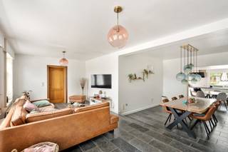 Deze woning is rustig gelegen.De indeling op de gelijkvloerse verdieping is als volgt: inkomhal, gastentoilet, berging, lichtrijke woonkamer met open...