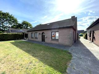 Bent u op zoek naar een VRIJSTAANDE WONING die u volledig naar eigen smaak kunt opfrissen? Dan is dit jouw ding!<br />Deze woning, op een perceel van 280 m², biedt een uitstekende basis. Ze beschikt over over een inkom met toilet, aangename leefruimte, een VERANDA die zorgt voor extra lichtinval, keuken, badkamer met douche, twee volwaardige slaapkamers en de mogelijkheid om een derde slaapkamer te creëren. ZONNIGE TUIN met terras, carport en GARAGE, met handige DUBBELE OPRIT.<br />GUNSTIGE LIGGING met vlotte verbinding naar Brugge en winkel in de nabijheid.<br />ALLEENSTAAND, met TUIN & GARAGE, op een rustige ligging, wat wil een mens nog meer ?<br />