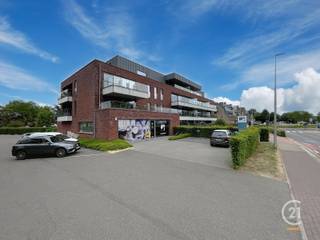 Te koop: Commercieel gelegen handelsruimte in Heusden-Zolder – 170 m² – Toplocatie!<br />Op zoek naar een strategische plek voor uw onderneming? Dit instapklare handelspand van 170 m² in Heusden-Zolder biedt alles wat u nodig heeft om uw zaak te laten groeien.<br />Troeven:<br />📍 Toplocatie aan de Ringlaan – uitstekend bereikbaar én optimaal zichtbaar voor voorbijgaand verkeer.<br />🚗 privatief gebruik 3 privéparkeerplaatsen inbegrepen – comfortabel voor u, uw personeel én uw klanten.<br />🏢 Brede gevelvitrine – maximale etalagewaarde en opvallende uitstraling.<br />❄️ Airco – aangenaam werken het hele jaar door.<br />🛠️ Anders indeelbaar – flexibel in te richten volgens uw behoeften.<br />✅ Instapklaar – direct starten zonder grote verbouwingen.<br /><br />Dankzij de commerciële ligging en uitstekende zichtbaarheid langs een drukke invalsweg is dit pand ideaal voor detailhandel, showroom, kantoor of dienstverlenende activiteit.<br /><br />Mis deze kans niet – een pand op zo’n toplocatie komt zelden op de markt!<br /><br />📞 Contacteer ons vandaag nog voor meer informatie of een bezichtiging: CNETURY 21 Immo K St-Truiden & Tienen - 016/821778 - info@immok.be