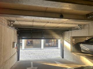Goed gelegen parkeerplaats (nummer 25) te huur in de parkeergarage Hungaria aan de Vaartkom in Leuven. De garage is uitgerust met een...