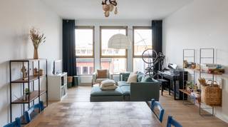 <p>Op een heerlijke locatie, tussen het Zuid en het al even hippe Mechelseplein is dit ruime appartement van ca 115 m² gelegen. Meer bepaald op de derde verdieping van een knap renovatieproject in de Begijnenvest. Een vlotte bereikbaarheid is gegarandeerd dankzij de nabijheid van de belangrijkste invalswegen.<br /><br />In het appartement wordt een warme knusse sfeer gecreëerd dankzij de prachtige eiken parketvloer die doorgetrokken werd in vrijwel het ganse appartement.<br /><br />In de ruime leefruimte met open keuken is het zeer aangenaam vertoeven. De keuken is uitgevoerd in een strak wit design en uitgerust met koelkast, diepvriezer, vaatwasser, kookplaat en combi-oven.<br /><br />Langs de rustige achterzijde bevinden zich twee volwaardige slaapkamers. Een derde kamer is ideaal te gebruiken als kinderkamer/bureau/dressing. Via de slaapkamers heeft u toegang naar het gezellige terras van ca 10 m².<br />In de nachthal bevinden zich zowel een douchekamer met douche en lavabo als een badkamer met ligbad, dubbele lavabo en toilet.<br /><br />Een berging, linnenkamer met aansluiting voor wasmachine en droogkast en apart gastentoilet.<br />Kelderberging.<br /><br />Gemeenschappelijke lasten: 120 Euro per maand.<br />Provisie op het verbruik van verwarming: 80 Euro per maand.<br />Elektriciteit en water zijn privé op te nemen door de huurder.<br /><br />Beschikbaar vanaf 1 april 2026.</p>