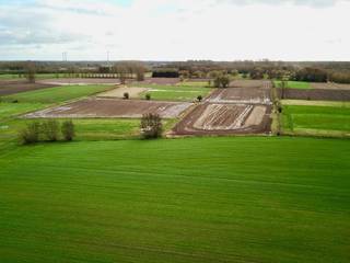 Ontdek deze charmante halfopen pastorijwoning (lot 2) in het groene, pittoreske Waasmunster.<br /><br />De woning wordt opgeleverd als ruwbouw-winddicht, waardoor je de afwerking volledig naar eigen smaak kan bepalen. Liever instapklaar? Een afwerkingsoptie is beschikbaar voor €135.000. Vraag ons naar de voorwaarden.<br /><br />Binnen biedt de woning een warme landelijke sfeer, met een ruime woonkamer en open keuken, berging, apart toilet, drie slaapkamers, een badkamer met ligbad en douche, een tweede toilet en een ruime zolder.<br /><br />Buiten geniet je van een grote tuin met terras en prachtig uitzicht op de natuur. Een carport en oprit zorgen voor voldoende parkeergelegenheid.<br /><br />Uniek extra: mogelijkheid tot aankoop van het achterliggende perceel van ca. 2.000 m² voor maximale privacy en ruimte.<br /><br />Een ideale gezinswoning op een rustige locatie, met volop mogelijkheden om je woonwensen waar te maken. Mis deze kans niet!