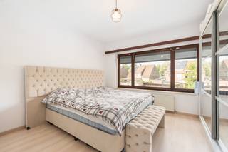 <p>Halfopen huis in Beveren-Kruibeke-Zwijndrecht met 4 slaapkamers, ruim terras en garage.</p>

<p>Deze halfopen bebouwing biedt een praktische indeling en een aangename woonomgeving nabij scholen, openbaar vervoer en belangrijke invalswegen. De lichtrijke living en aparte eetkamer zorgen voor een gezellige leefruimte met verschillende indelingsmogelijkheden. Buiten geniet u van een ruim terras van 34 m², ideaal om te ontspannen of gasten te ontvangen. De woning beschikt daarnaast over vier volwaardige slaapkamers, een ruime badkamer en een grote garage met automatische poort. Dankzij de vaste trap naar de zolder is er bovendien extra bergruimte of potentieel voor bijkomende invulling.</p>

<p>Belangrijkste ruimtes:<br />• Inkomhal met vlotte toegang tot de leefruimtes<br />• Ruime living (31 m²) met veel lichtinval<br />• Eetkamer (14 m²) aansluitend aan de keuken<br />• Keuken (6 m²) uitgerust met gas kookplaat, oven, dampkap en spoelbak<br />• Badkamer (11 m²) met ligbad, dubbel wastafelmeubel en toilet<br />• Slaapkamer (14 m²)<br />• Slaapkamer (21 m²)<br />• Slaapkamer (16 m²)<br />• Terras (34 m²) met voldoende plaats voor tuinmeubilair<br />• Garage (35 m²) met automatische poort en aansluitingen voor wasmachine en droogkast<br />• Zolder (25 m²) nu als slaapkamer ingericht bereikbaar via vaste trap</p>

<p>Troeven:<br />• Halfopen bebouwing met praktische indeling<br />• Ruim terras en grote garage<br />• Centrale ligging nabij scholen, openbaar vervoer en invalswegen</p>

<p>Neem vandaag nog contact op met je ERA-makelaar voor een bezoek.</p>