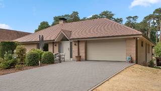 Rustig en residentieel gelegen villa op een mooi perceel van 29a67ca met openluchtzwembad. <br />De villa omvat: inkomhal, living van 64m² met haard en bureelhoek, ingerichte keuken, 3 slaapkamers, veranda, garage (32m²), diverse bruikbare kelderruimtes.<br />Totale vloeroppervlakte: 349m² + kelders. Verwarming deels warmtepomp lucht/lucht en deels elektrisch.<br />Bouwjaar: 1993. KI: 3.288 euro. <br />Afzonderlijk: carport en tuinhuis. <br />EPC: 423 kWh/m² jaar - energielabel E - UC: 3523234-RES-1.<br />Stedenbouwinfo: vergunning uitgereikt - woonpark = residentieel woongebied - verkavelingsvergunning - geen voorkooprecht ruimtelijke ordening - geen rechterlijke herstelmaatregel of bestuurlijke maatregel opgelegd.<br />Perceelscore A - Gebouwscore A. Niet overstromingsgevoelig.<br />PREMIES voor renovatie: informatie over premies en financiële steun bij de renovatieverplichting kan u raadplegen op de website https://www.vlaanderen.be/een-huis-of-appartement-kopen/renovatieverplichting-voor-residentiele-gebouwen . Renovatieverplichting: kopers van woningen met een EPC-label E of F worden verplicht om binnen de 5 jaar na datum notariële akte de woning energetisch te renoveren tot minimum energielabel D = EPC 400 kWh/m² of beter.