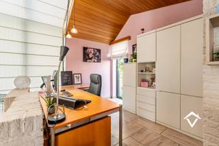 Deze villa is gelegen op een grondoppervlakte van 1810 m² op een topligging te Koekelare. <br /><br />Deze woning volledig omgeven door een prachtige tuin, bestaat uit: op het gelijkvloers een inkomhal met vestiaire en afzonderlijk toilet - ruime en lichtrijke leefruimte met zit- en eethoek en bureelruimte - volledig uitgeruste open keuken met eethoek - wasplaats/berging - kelder - garage - slaapkamer/bureau met afzonderlijke ingang en een ingerichte zolder/slaapkamer, voorzien van een toilet. Op de bovenverdieping: nachthal - 4 volwaardige slaapkamers met inbouwkasten - een vernieuwde badkamer met inloopdouche, ligbad, toilet en 2 wastafels.<br /><br />Deze eigendom beschikt ook over een prachtig aangelegde tuin met 2 gezellige zonneterrassen en een losstaande garage van ongeveer 38 m². Vanuit de tuin heeft u zicht op Koekelare berg.<br /><br />Troeven van deze woning: <br />- energiezuinig (Label-B) <br />- voorzien van zonnepanelen en zonneboiler<br />- vloerverwarming aanwezig <br />- regenwaterput van 10.000 liters <br />- bewoonbare oppervlakte van 263m² <br />- ruime oprit met plaats voor meerdere wagens <br /><br />Deze woning is ideaal voor grote gezinnen of wie wonen en werken wil combineren. Contacteer ons voor een bezoek ter plaatse.