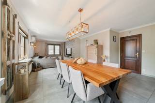 Oostende-Stene, mooi en rustig gelegen perfect onderhouden bungalow op een perceeloppervlakte van 863m². <br /><br />Indeling:<br /><br />Inkomhall, afzonderlijk toilet, grote garage/wasplaats, ruime woonkamer, volledig ingerichte keuken, bijkeuken, grote veranda, 2 slaapkamers (gelijkvloers), badkamer met inloopdouche en wastafel (gelijkvloers), 2 slaapkamers boven, zolder, zonnige zuidgerichte tuin met tuinhuis, berging en jacuzzi. <br /><br />- Elektrische laadpaal op 15m<br />- Elektriciteit conform<br />- Geïsoleerde dak<br />- Verwarming op aardgas<br />- Airco