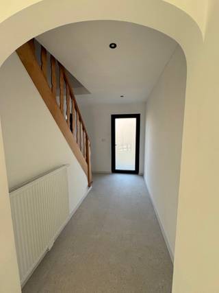 In de Nieuwstraat 33 te 2460 Tielen vinden we deze volledig gerenoveerde open bebouwing terug, ideaal voor wie op zoek is naar een instapklare...