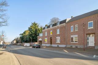 Dit duplexappartement met een netto bruikbare oppervlakte van 189m² bevindt zich in een statige, karaktervolle herenwoning gelegen langs...