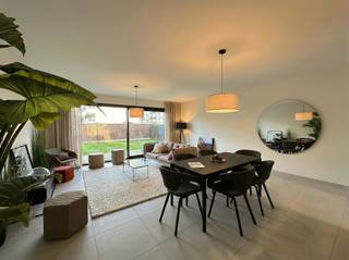 <p><strong>6 luxueus afgewerkte BEN-woningen gelegen aan een mooi aangelegd privé parkdomein!</strong></p>
<p><strong>Parkdomein Neerhof, prachtig wonen in hartje Oud-Turnhout. De centrale ligging, grote parktuin en de aandacht voor duurzame energie maken dit luxueuze project uniek.</strong></p>
<p>Betaal DIT JAAR slechts 6 % i.p.v. 21 % BTW op de constructiewaarde (Zie voorwaarden onder ‘download prijzen, plannen en documenten’)</p>
<p><strong>Mooi wonen in hartje Oud-Turnhout<br /></strong>Parkdomein Neerhof bevindt zich in een groene omgeving op een boogscheut van het marktplein, winkels, restaurants, cafés en scholen. Er is een vlotte bereikbaarheid naar omliggende gemeentes en de autosnelweg Antwerpen-Eindhoven.</p>
<p><strong>Luxueus en energiezuinig wonen<br /></strong>Het project wordt door Fransen Bouwonderneming omgetoverd tot een ware parel in Oud-Turnhout. De 6 woningen, allen met 5 slaapkamers, terras en tuin met de nodige privacy kunnen nog volledig naar keuze ingericht worden (vloeren, sanitair, keuken), hiervoor zijn ruime budgetten voorzien.</p>
<p>Doordachte keuzes creëren een optimale combinatie tussen een luxueuze en hedendaagse uitstraling en functioneel gebruikscomfort. Op die manier biedt het project niet alleen een moderne woning in een mooie omgeving, maar is er ook voldoende aandacht voor het leefcomfort.</p>
<p>De woningen zijn allen voorzien van vloerverwarming met lucht/water warmtepomp. Zo voelt de woning in de winter gezellig warm aan en geniet je van een aangename temperatuurverlaging in de zomer. Het ventilatiesysteem C+ zorgt voor voldoende gezonde luchtkwaliteit. Je woonst is ook voorzien van zonnepanelen. Naast de voordelen voor een aangenaam leefcomfort, geniet u door deze energievriendelijke investeringen van een aanzienlijke besparing op de energiekosten.</p>
<p><strong>Fiscale voordelen, kwaliteitsmaterialen en energiezuinigheid<br /></strong>Parkdomein Neerhof wordt helemaal toekomstproof gerealiseerd en streeft naar een max E-peil van 20. Hiermee legt de residentie de lat niet alleen hoger dan de huidige energienormen, maar biedt ze bewoners ook een vrijstelling van onroerende voorheffing voor een periode van 5 jaar. Bovendien wordt het energieverbruik tot een minimum herleid door het gebruik van hernieuwbare energiebronnen.</p>
<p><strong>Beschermd als koper<br /></strong>De verkoop van de woningen geschiedt onder de Wet Breyne. Dit garandeert de koper uitgebreide bescherming en ontneemt alle risico’s. U betaalt in schijven naarmate de werken vorderen.</p>
<p><strong>Wil je graag meer weten over dit project?<br /></strong>Voor alle verdere informatie kan u contact opnemen met ons kantoor op het nummer 014 41 42 42 of via nieuwbouw@vansweevelt.be.</p>
<p><strong>Op zoek naar een uitstekende investering?<br /></strong>Parkdomein Neerhof biedt uitstekende verhuuropportuniteiten en een mooie kans op meerwaarde. Bovendien kan je gebruik maken van onze optionele all-in verhuur en beheerservice.</p>
<p>Ga naar een kavel druk op de knop ‘bereken je rendement’ om een uitgebreid rendementsrapport op maat te downloaden.</p>
<p>Ga naar “NIEUWBOUW” op www.vansweevelt.be voor een overzicht van alle beschikbare eenheden in onze nieuwbouwprojecten.</p>
<p>Dit is geen aanbod maar een onderhandelingsvoorstel. Alle informatie onder voorbehoud van materiële vergissingen en/of wijzigingen.</p>