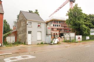 Grijp de unieke kans om uw droomhuis te creëren. Gelegen in een rustige en groene buurt, bieden wij een halfopen bebouwing aan op een...
