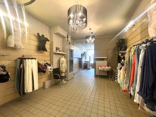 <strong>Menen: handelspand met woonst op topligging te koop<br /><br />indeling:</strong><br />gelijksvloer: inkom, ruime etalage, winkel ruimte, opbergruimte, koer, toilet<br />1ste verdiep: instapklaar appartement, living, keuken, eetplaats, badkamer, terras<br />2de verdiep: ruime slaapkamer<br /><br /><strong>pluspunten:</strong>
<ul><li>commerciele top ligging</li><li>instapklaar</li><li>combinatie wonen &amp;amp; werken</li><li>Gelijkvloers: mogelijkheid tot maken van 2 slaapkamers</li></ul>