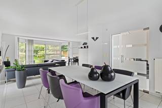 Deze moderne halfopen bebouwing is erg goed gelegen, vlakbij het centrum van polderdorpje Berendrecht. Winkels, scholen, openbaar vervoer en ook de A12 zijn allemaal vlot bereikbaar. U komt de woning binnen via de centrale inkomhal, die beschikt over een imposante raampartij welke helemaal doorloopt tot op de eerste verdieping. Een handige ingemaakte vestiairekast werd voorzien. De grote leefruimte, die in open verbinding staat met de comfortabel ingerichte keuken, geniet opnieuw van gigantisch veel lichtinval dankzij grote raampartijen. Het schuifraam geeft tevens rechtstreeks toegang tot het gezellige terras en de tuin. Verder beschikt het gelijkvloers nog over een 1e slaapkamer, welke momenteel werd ingericht als bureau, een gastentoilet, een wasplaats/achterinkom en een bergruimte. De marmeren trap leidt vanuit de inkomhal naar de nachthal op de 1e verdieping. Hier vindt u de badkamer met ligbad, toilet en wastafel met meubel en een erg ruime master-bedroom met aangrenzende dressing. Daarnaast zijn er nog 2 praktische bergruimtes, waarvan één, mits het plaatsen van een Velux-dakvenster, perfect kan worden ingericht als extra slaapkamer. Uw wagen kan u kwijt in de losstaande garage met automatische poort, maar ook op de oprit naast de woning is er ruimte om extra wagens op eigen terrein te parkeren. Het perceel heeft een totale oppervlakte van 968m². De grote, erg netjes onderhouden tuin is dankzij een zuidelijke oriëntatie een zonovergoten plekje waar u heerlijk van de buitenlucht kan genieten. U vindt er een aangelegd terras en 2 praktische tuinbergingen.