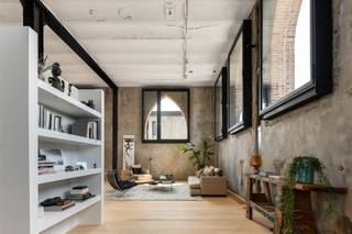 Exclusieve loft van ca. 270m² met privatief terras van ca. 18m² in het project Kanaal van Axel Vervoordt Deze unieke duplex loft met boven een royale...