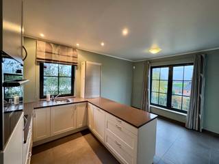 <p>Gelegen in een rustige en residentiële buurt, op korte afstand van het centrum van Overijse, vindt u deze prachtige villa in goede staat.</p>
<p> </p>
<p>De woning beschikt over een zeer aangename en functionele indeling met een <strong>ruime inkomhal</strong>, een <strong>lichtrijke woonkamer met open haard</strong>, een <strong>super uitgeruste keuken met eethoek</strong> die bovendien aansluit op de eetkamer en een <strong>praktische wasplaats</strong> naast de keuken. Op het gelijkvloers bevinden zich <strong>drie comfortabele slaapkamers</strong>, waarvan één met ingebouwde kasten, en een <strong>moderne badkamer</strong> met ligbad en inloopdouche. De verdieping biedt een <strong>ruime master bedroom </strong>met eigen <strong>douchekamer</strong>, <strong>lavabo</strong> en <strong>toilet</strong>, alsook toegang tot de <strong>zolder</strong>. De woning is <strong>volledig onderkelderd</strong> en biedt tal van mogelijkheden, een <strong>garage voor 2 wagens</strong> met automatische poort en <strong>drie kelders</strong>, waarvan twee met daglicht. Extra bergruimte is dus gegarandeerd. Buiten geniet u van een <strong>gezellig terras</strong>, een <strong>aangelegde tuin met tuinhuis</strong> en een <strong>ruime parkeerzone aan de achterzijde</strong> van het perceel.</p>
<p><strong>Verlichting en gordijnen blijven aanwezig</strong> in de woning. <strong>Lage verbruikskosten (EPC B).</strong></p>
<p> </p>
<p>Vraag uw bezoek aan via de onderstaande link of bel <strong>+32 472 550 797</strong>.</p>
<p>https://mijnhuurprofiel.be/property/8a4f3dd6-f0f6-4c84-9c69-ffa16ba53143</p>