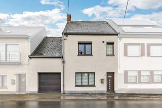 Voor meer info of een bezoek, bel 053 59 49 36 - Op een strategische ligging in Denderleeuw, vlak bij Denderhoutem, bevindt zich deze goed...