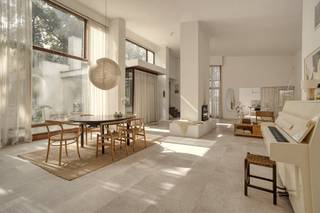 Cette villa moderne et unique, située sur le Steenweg Op Ravels à Oud-Turnhout, est une excellente opportunité pour ceux qui recherchent un...