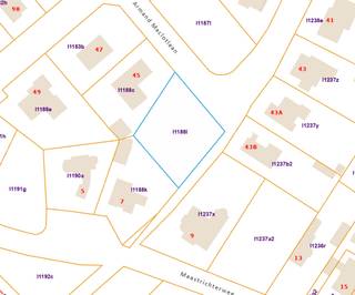 <p><strong>ZUIDWESTELIJK GERICHTE BOUWGROND VOOR OPEN BEBOUWING VAN 11A18CA IN RESIDENTIËLE VILLAWIJK TE GENK (MOLENBLOOK)<br /><br /></strong>In de smaakvolle villawijk Molenblook te Genk, vinden we aan de Armand Maclotlaan (links van huisnummer 45) dit prachtig bouwperceel terug<br /><br />Wie op zoek is naar een bouwgrond voor het bouwen van een statige villa met mooie breedte, vindt deze hier terug en dit op een toplocatie. Genk-centrum, het Ziekenhuis Oost-Limburg, het Molenvijverpark en het Kattevennen-bos vind je hier op wandel- en fietsafstand. De oprit naar de E314 bevindt zich bovendien op enkele minuutjes rijden.<br /><br />Deze bouwgrond is geschikt voor het bouwen van een zeer ruime open bebouwing, heeft een straatbreedte van circa 35 meter en een diepte van gemiddeld 35 meter. De bouwgrond is gelegen in een niet vervallen verkaveling (gekend als lot 1) van meer dan 15 jaar oud. Dit wil zeggen dat de verkavelingsvoorschriften geen weigeringsgrond zijn.<br />De volledige verkavelingsvoorschriften, bouwverordening en groenrichtlijnen van de stad Genk vindt u terug onder “downloads” onder de advertentie van de betreffende bouwgrond op onze website.<br />Algemeen: de bouwdiepte op het gelijkvloers is beperkt tot 17 meter, als er achter de woning een tuinzone aanwezig is diepte van minstens 10 meter. De bouwdiepte op het gelijkvloers is maximaal 12 meter bij een zadeldak en maximaal 15 meter bij een plat dak.<br /><br />Matcht jouw bouwdroom met deze zeer gegeerde locatie waar privacy en rust gegarandeerd worden? Enthousiast of enkele vragen? <br /><br />Contacteer ons op 011 96 51 76 of mail naar info@momentumvastgoed.be.</p>