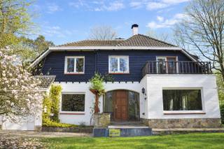 Deze karaktervolle villa is gelegen in de gegeerde wijk Risschot in Zoersel en biedt een mooie combinatie van ruimte en mogelijkheden.U betreedt de...