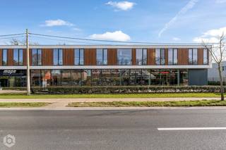 Op een geweldige locatie nabij het centrum van Putte bevindt zich deze kantoorruimte met ruim terras (bouwjaar : 2020). U geniet hier van een uitstekende visibiliteit en bereikbaarheid vlakbij de R6 en E19 en daarnaast in de nabijheid van winkels, het openbaar vervoer en scholen. <br /><br />De kantoorruimte bevindt zich op de eerste verdieping, bereikbaar via de lift, en is voorzien van een mooie gietvloer met vloerverwarming. U geniet hier ook van veel lichtinval door de grote raampartijen. De ruimte beschikt over tal van mogelijkheden, waardoor dit pand geschikt is voor verscheidende doeleinden/sectoren. Verder is het pand voorzien van een douchekamer met gescheiden dames- en herentoilet en inloopdouche. Aangrenzend aan het kantoor vindt u een buitenberging en een ruim terras met een hardhouten vloer, waar u steeds in alle rust kunt vergaderen of genieten van het mooie weer. Tenslotte werd het goed uitgerust met 3 zonnepanelen en een ventilatiesysteem type D. <br /><br />Er zijn verder 3 parkeerplaatsen vooraan het gebouw bij aan te kopen voor €10 000 per parkeerplaats.<br /><br />Dit is een uitstekende opportuniteit als u op zoek bent naar een recente polyvalente ruimte op een toplocatie nabij het centrum van Putte. Contacteer ons op 0474/78 07 73 of neem een kijkje op www.boonstravastgoed.be. <br /><br />Bijzonderheden:<br />- Uitstekende visibiliteit<br />- Goede bereikbaarheid<br />- Tal van mogelijkheden