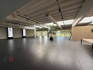 Uitstekend gelegen kantoren bestaande uit een instapklare en moderne inrichting van 570 m² en gelegen op zichtlocatie langs de E17. De verschillende kantoorruimtes zijn uitgerust met LED-verlichting, airconditioning, een akoestisch plafond en geniet van veel lichtinval. Rond het gebouw bevindt zich een deels verhard terrein van maar liefst 3.000 m² met een zeer ruime parkeer- en manoeuvreerruimte. Afhankelijk van uw bedrijfsbehoeften zijn grotere of kleinere oppervlaktes beschikbaar, en er is tevens mogelijkheid tot het bijhuren van magazijnruimte. Bovendien is een flexibele huurtermijn bespreekbaar, waardoor deze locatie zich uitstekend leent voor zowel tijdelijke als langdurige huur. Onmiddellijk beschikbaar!<br /><br />Vlot bereikbare locatie op slechts 6 minuten van de op- en afrit 15 'Sint-Niklaas centrum' van de E17.<br /><br />Contacteer PANORAMA voor bijkomende inlichtingen of een vrijblijvend plaatsbezoek via 0477 44 39 30.