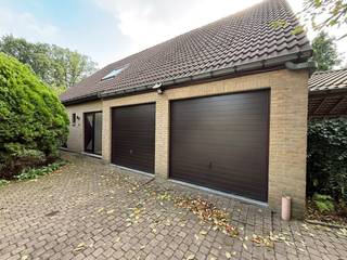 Te koop : <br /><br />Dit mooie, ruime landhuis is ideaal gelegen in een rustige en groene omgeving van Schoten aan de grens St Job. <br />Deze OBB heeft een totale oppervlakte van 866m² met een straatbreedte van 31m en een bebouwde opp. ca 230m² . De privatieve<br />tuin is volledig omheind en heeft een overdekt terras van ca 20m² waar uw kinderen veilig en droog kunnen spelen in een groene <br />omgeving. U komt binnen in een ruime inkomhal met apart gastentoilet en bureel van 7,5m². De ruime woonkamer van 47m²<br />met tegelvloer geniet van veel natuurlijk licht dankzij verschillende ramen en schuifraam die toegang biedt tot een zuidwest gericht<br />2de terras van 15m². Aansluitend bevindt zich de open keuken van 15m² . Deze keuken heeft een glazen uitbouw wat resulteert in<br />een zonnige, lichtrijke ontbijtplek . Via de keuken komt u in de ruime dubbele inpandige garage van 29m² met een aparte berging<br />waar u uw wasmachine, droogkast en afwasmachine kan plaatsen. Hier is via een trap de inkom naar de kelder. <br />Centrale verwarming is via een onderhouden en goedgekeurde Buderus stookoliebrander. Tank van 5000 liter.<br />Alle attesten zijn aanwezig - EPC is 365 kWh --> D<br />Op de 1ste verdieping vindt u een ruime en lichte badkamer van 11m² met ligbad, vernieuwde douche, dubbel lavabomeubel en 2de<br />toilet. Verder zijn er 4 ruime en lichte slaapkamers met oppervlakten van ca. 16m², 14m², 15m², 15m². De hoofdslaapkamer met inbouwkast<br />heeft een berging van 3m² waar een zonneboiler werd geplaatst van 400 liter die verwarmd wordt door 3 zonnepanelen en/of elektriciteit. <br />Deze woning is volledig onderkelderd met aparte zij ingang via de tuin, zeer interessant voor zelfstandigen. <br />Ook is er een vergund bijgebouw van 2 paardenstallen. <br />De woning is vlakbij de E10 plas, aan de antitankgracht gelegen en ligt op wandelafstand van het toekomstig landschapspark van Schoten. <br />Nabij de E19, St Job centrum, scholen, winkels, openbaar vervoer.<br /><br />Voor meer info Tel 0497/110472 of via mail ritastevens6622@gmail.com