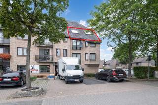 In de hoek van de Rode Kruislaan en het Jordaansteegje in Houthalen centrum ligt dit 1-slaapkamer appartement op de derde verdieping van een...