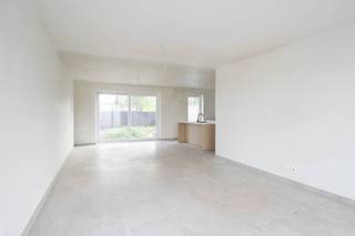 <p><span>Nieuwbouw gezinswoning op een absolute toplocatie in nieuwe verkaveling 'De Klingerie'</span></p><p><span> </span></p><p><span>| OPENDEUR ZATERDAG 24 OKTOBER 10u00 - 13u00 ; ONTDEK ALS EERSTE DE KIJKWONING EN VERKEN DE GEHELE VERKAVELING |</span></p><p><span> </span></p><p><span>- Geen betaling in schijven, De volledige koopsom van de woning is pas verschuldigd bij de akte. U betaalt dus niet tijdens de bouw en vermijdt mogelijk een overbruggingskrediet op uw huidige woning. - </span></p><p><span> </span></p><p><span>Verkaveling De Klingerie omvat in totaal 31 loten, waarvan 8 loten verkocht worden incl. nieuwbouwwoning en 23 loten als bouwgrond zonder bouwverplichting. </span></p><p><span>Dit groene & autoluwe woonproject is gelegen in een landelijke omgeving doch in de nabijheid van belangrijke invalswegen richting Antwerpen, Gent, Hulst & Sint-Niklaas.</span></p><p><span>De Klingerie biedt een schitterende combinatie tussen wooncomfort, duurzame architectuur & bereikbaarheid en is gelegen in het landelijke De Klinge, gekend voor de bosrijke omgeving met eindeloze ontspannningsmogelijkheden voor de natuurliefhebber.</span></p><p><span> </span></p><p><span>LOT 28</span></p><p><span> </span></p><p><span>Dit betreft hedendaagse, halfopen nieuwbouwwoning met gezellige tuin en 3 slaapkamers gelegen in het hartje van De Klinge.</span></p><p><span>De woning bevindt zich op wandelafstand van school, sportinfrastuctuur en alle lokale faciliteiten., tevens zijn er verschillende mooie groenzones (bossen & polders) in de directe omgeving waardoor de woonlocatie een absolute topper is op de residentiële woonmarkt. </span></p><p><span>De duurzame architectuur, de kindvriendelijke woonomgeving en de vlotte bereikbaarheid zijn slechts enkele van de vele troeven die deze woning te bieden heeft.</span></p><p><span> </span></p><p><span>Gelijkvloers:</span></p><p><span>Inkomhal met gastentoilet, trap naar de 1e verdieping en ruimte voor vestiaire.</span></p><p><span>Lichte woonkamer met open keuken en veel interactie tot terras & tuin.</span></p><p><span>Keuken met plaats voor eiland, inbegrepen in lastenboek en uitgevoerd naar wens van de koper.</span></p><p><span>Berging met o.a. plaats voor wasmachine & droogkast.</span></p><p><span>Terras- & tuinzone.</span></p><p><span>Autostaanplaats.</span></p><p><span>Carport met fietsenberging (niet inbegrepen in prijs, optioneel aan te kopen in pakket incl. alle aanleg van oprit, terras & tuin).</span></p><p><span> </span></p><p><span>1e verdieping:</span></p><p><span>3 volwaardige slaapkamers waarvan de master bedroom ruimte heeft voor een dressing.</span></p><p><span>Ruime badkamer met plaats voor dubbele lavabo, ligbad & inloopdouche, inbegrepen in lastenboek en uitgevoerd naar wens van de koper.</span></p><p><span>Apart toilet.</span></p><p><span> </span></p><p><span>2e verdieping:</span></p><p><span>Vaste trap voorzien naar zolderverdieping.</span></p><p><span>Open zolderverdieping van ca. 45m², wordt afgewerkt op chape en onder dampscherm. </span></p><p><span>De zolderverdieping biedt mogelijkheid tot het creëren van extra kamer(s).</span></p><p><span> </span></p><p><span>EXTRA</span></p><p><span>Werken starten eind 2025.</span></p><p><span>Woning wordt kwalitatief en duurzaam gebouwd volgens lastenboek met keuzemogelijkheden voor de koper naar afwerking toe. </span></p><p><span>BEN woning met maximaal E peil 20 (Label A).</span></p><p><span>Vloerverwarming op geothermische warmtepomp.</span></p><p><span>PVC ramen met HR beglazing.</span></p><p><span>Voorzien van alle (energetisch) comfort.</span></p><p><span>Gelegen in het hartje van De Klinge, op wandelafstand van school & alle lokale faciliteiten door o.a. fietswegel naar de dorpskern.</span></p><p><span>Vlotte mobiliteit richting omliggende gemeenten en gelegen binnen de 30min. van zowel Antwerpen, het Havengebied & Gent. </span></p><p><span>Clingse Bossen en mooie poldergebieden in de directe omgeving. </span></p><p><span>Absolute topper in zijn klasse.</span></p><p><span> </span></p><p><span>Contacteer ons voor een vrijblijvend kennismakingsgesprek op kantoor om het lastenboek en de plannen samen te overlopen.</span></p><p><span> </span></p><p><span>E peil 20 - Wg, Vg, Vv, Gvkr, Gmo</span></p><p><span> </span></p><p><span>- In woonproject De Klingerie zijn er nog verschillende bouwgronden te koop voor zowel halfopen als open bebouwingen, neem contact op voor meer informatie. -</span></p><p><span> </span></p><p><span> </span></p><p><span> </span></p>