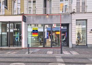 Op een absolute <strong>A-locatie in het centrum van Gent</strong>, aan de <strong>Brabantdam (nr. 22 – Qurtinz)</strong>, bieden wij deze ruime en polyvalente <strong>commerciële handelsruimte</strong> te huur aan. Het pand beschikt over een <strong>gelijkvloerse oppervlakte van ca. 102 m²</strong>, aangevuld met een <strong>mezzanine van ca. 39 m²</strong>, ideaal als extra verkoopruimte, bureau of stock. Dankzij de grote visibiliteit en passage is dit pand bijzonder geschikt voor <strong>retail, showroom of dienstverlenende activiteiten</strong>.<br /><strong>Troeven: </strong><span>Topligging in het commerciële hart van Gent.</span><span>Totale oppervlakte: <strong>± 141 m². </strong></span><span>Mezzanine met multifunctioneel gebruik. </span><span>Veel passage en uitstekende zichtbaarheid.</span> <strong>Huurprijs:</strong> € <strong>5.416 / maand. Onroerende voorheffing ten laste van de huurder. Technisch: </strong>Warmtepomp (verwarming en koeling). Sanitair met lavabo. Aparte tellers. Houten vloer. LED Verlichting. Instapklaar. <br /><strong>Benieuwd naar dit bedrijfsvastgoed te huur regio Gent? Contacteer info@immodelestre.be of 054 33 62 52. </strong><br /> 
