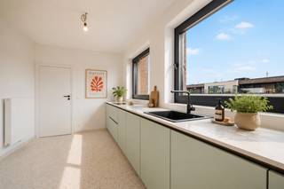 <strong>LIGGING</strong><br />Gelegen in de Kortrijkstraat geniet dit volledig <strong>vernieuwde appartement</strong> van een uitstekende ligging tussen het bruisende <strong>centrum van Deinze</strong> en vlotte verbindingswegen richting Gent en Kortrijk. Op wandel- en fietsafstand vindt u tal van winkels, supermarkten, scholen, horeca en recreatiemogelijkheden. Ook het <strong>station van Deinze</strong> bevindt zich vlakbij, ideaal voor pendelaars. De groene omgeving en de nabijheid van de Leie zorgen bovendien voor een aangename mix van rust en stadscomfort. Dankzij de centrale ligging combineert deze locatie moeiteloos wonen, werken en ontspannen. Een ideale uitvalsbasis voor wie comfortabel en bereikbaar wil wonen in het hart van <span><span>Deinze</span></span>.<br /><br /><strong>INDELING<br /></strong><span>Ontdek dit prachtig <strong>gerenoveerde appartement</strong>, gelegen op de <strong>tweede verdieping</strong> van een kleinschalige residentie. Dankzij de <strong>totaalrenovatie in 2026</strong> geniet u hier van een eigentijdse afwerking, een doordachte indeling en een hoog wooncomfort. Bij het binnenkomen wordt u verwelkomd in een ruime inkomhal met gastentoilet. De <strong>lichtrijke leefruimte</strong> vormt zonder twijfel het hart van het appartement. Grote raampartijen zorgen voor een aangename natuurlijke lichtinval en bieden directe toegang tot de <strong>terrassen</strong> aan zowel de voor- als achterzijde, waardoor u op elk moment van de dag van zon en buitenruimte kunt genieten. De <strong>volledig uitgeruste keuken</strong> beschikt over alle nodige toestellen en sluit perfect aan op de leefruimte. Verder omvat het appartement <strong>twee volwaardige slaapkamers</strong>, een stijlvolle badkamer met moderne inloopdouche en een praktische berging/wasplaats die extra comfort en opbergruimte biedt. Dankzij de aanwezige dubbele deuren tussen leefruimte en slaapkamer kan één van de kamers bovendien perfect ingericht worden als <strong>bureel, hobbyruimte of uitbreiding</strong> van de leefruimte. Met zijn kwalitatieve renovatie, uitstekende lichtinval en functionele indeling vormt dit appartement de ideale thuisbasis voor wie op zoek is naar een combinatie van stijl, ruimte en hedendaags wooncomfort.<br /><br /><em>Stedenbouwkundige inlichtingen in aanvraag.</em><br /><br /><strong>Voor meer info of een bezoek:</strong><br /><em>Stéphanie Eeckhout – 0472 13 28 79</em><br /></span>